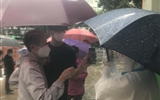 “雨”你同行，医护人员冒雨核酸守护家园