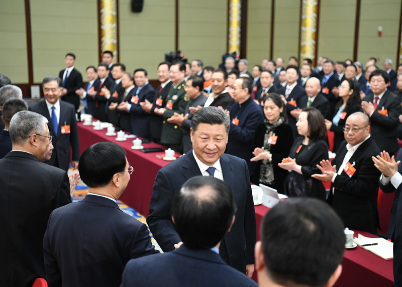 　　3月4日下午，中共中央总书记、国家主席、中央军委主席习近平看望参加全国政协十三届二次会议的文化艺术界、社会科学界委员，并参加联组会，听取意见和建议。中共中央政治局常委、全国政协主席汪洋参加看望和讨论。