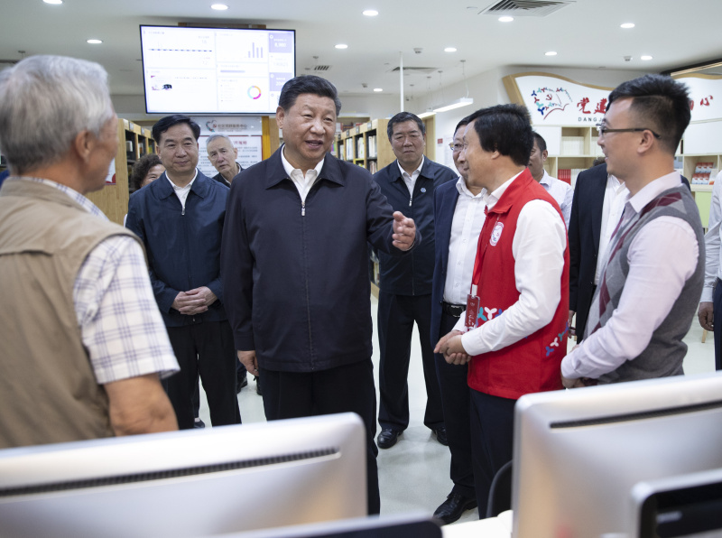 10月22日至25日，中共中央总书记、国家主席、中央军委主席习近平在广东考察。这是10月24日，习近平在深圳市龙华区民治街道北站社区了解情况。