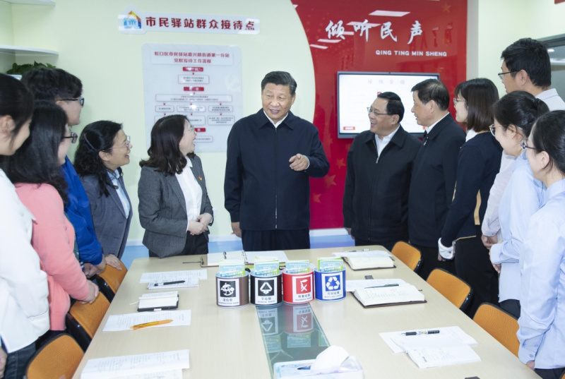 这是习近平在虹口区市民驿站嘉兴路街道第一分站，同正在交流社区垃圾分类推广做法的年轻党员亲切交谈。