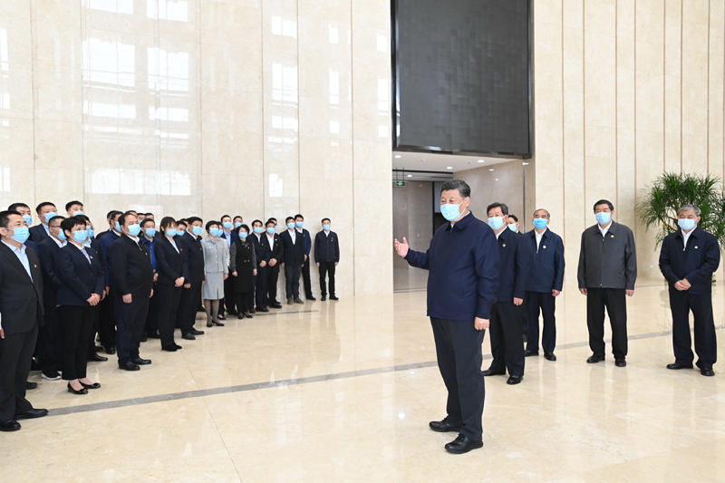 5月11日至12日，中共中央总书记、国家主席、中央军委主席习近平在山西考察。这是5月12日上午，习近平在山西转型综合改革示范区政务服务中心考察时，同工作人员亲切交流。新华社记者 李学仁 摄