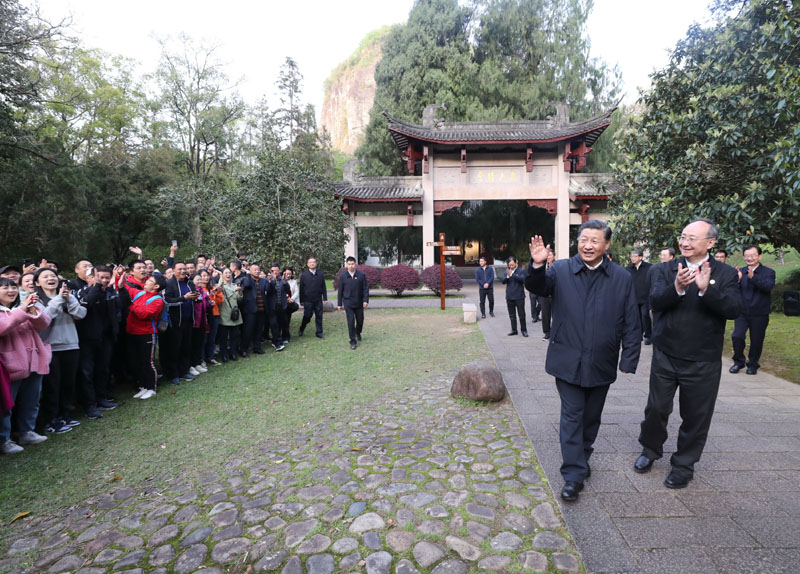 3月22日至25日，中共中央总书记、国家主席、中央军委主席习近平在福建考察。这是22日下午，习近平在南平武夷山朱熹园考察时，向游客招手致意。新华社记者 王晔 摄