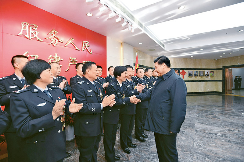 2019年2月1日，中共中央总书记、国家主席、中央军委主席习近平在北京看望慰问基层干部群众，考察北京冬奥会、冬残奥会筹办工作。这是1日上午，习近平在北京市公安局，同公安英模和干警代表一一握手，向全国广大公安干警致以新春祝福。　新华社记者 谢环驰/摄